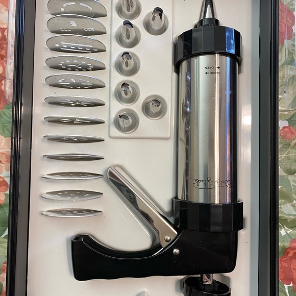 🛒Markdown 🛒 22 pc Wolfgang Puck Cookie Press and Decorator Set - Picture 2 of 3